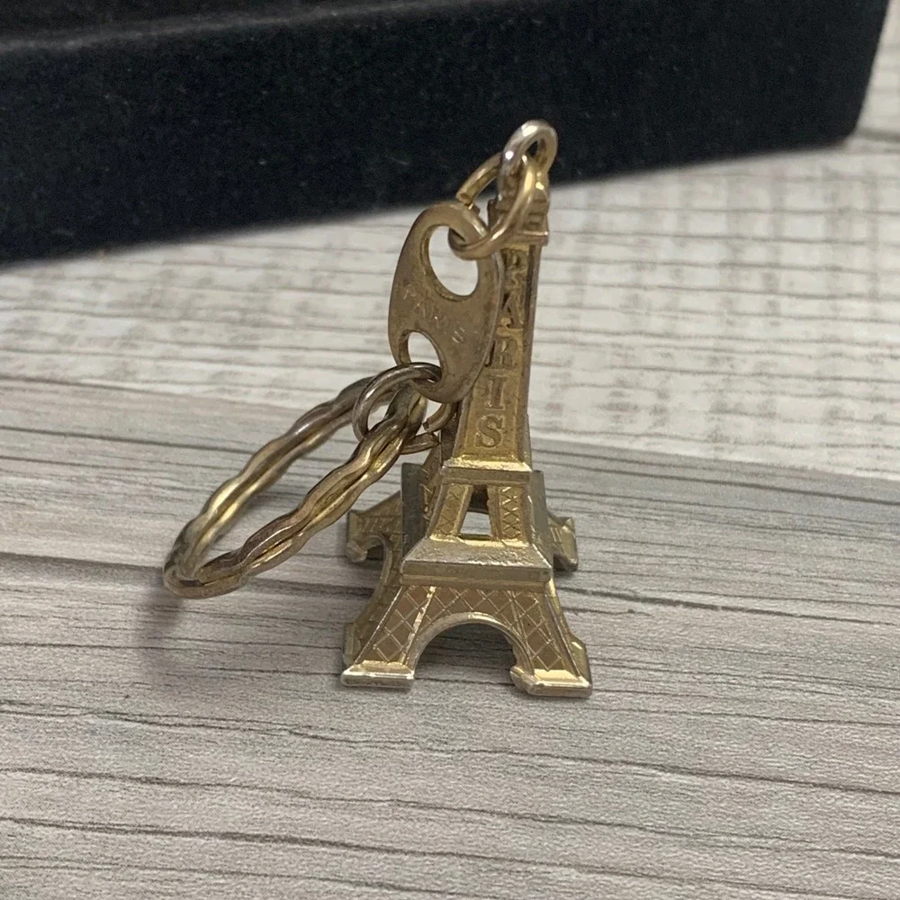 Vintage Gold Tone Eiffel Tower Paris Souvenir Keychain Bag Charm 5134